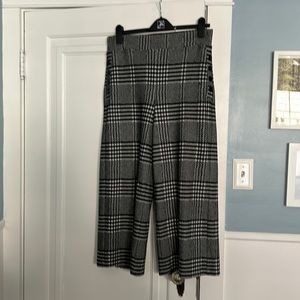 Joseph Ribkoff culotte pants . Worn with lots of life left .Pull on soft fabric